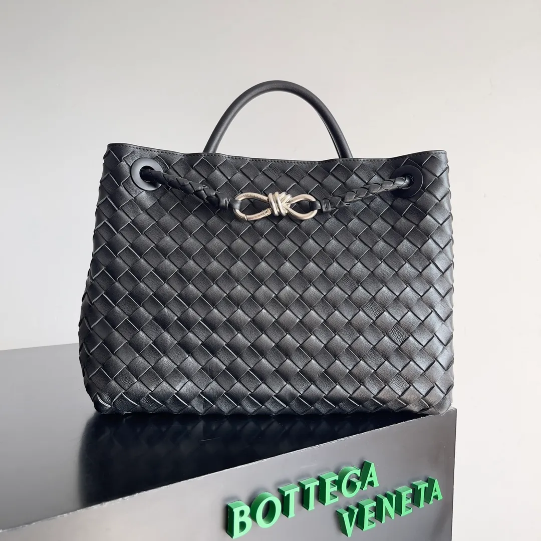 The 2023 new Andiamo batch of 2260 BV has been shipped‼ ️Really popular🔥The new Andiamo woven handbag launched by Bottega Veneta this season is really popular all over the world! ! Celebrities at home and abroad have worn it, and Oscar-winning actress Michelle Yeoh has taken it out on the street. Song Jia, Trai Yara, Yu Feihong, Sanji Ayaka, Rosie Hunting-Whiteley, Yoshioka Riho, etc. have all picked up this bag. It is classic and versatile, showing off its temperament, and the bag capacity is also large, which is very convenient for daily commuting! ! A variety of carrying methods, the shoulder straps can be adjusted by yourself, the original lambskin feels soft and delicate, and the unisex style breaks the gender boundaries and brings a more practical and long-lasting use experience. Andiamo, which has both elegant and casual styles, perfectly interprets the true appearance of "fashionable old money style". Style number: 743572 Size: 32*24*12